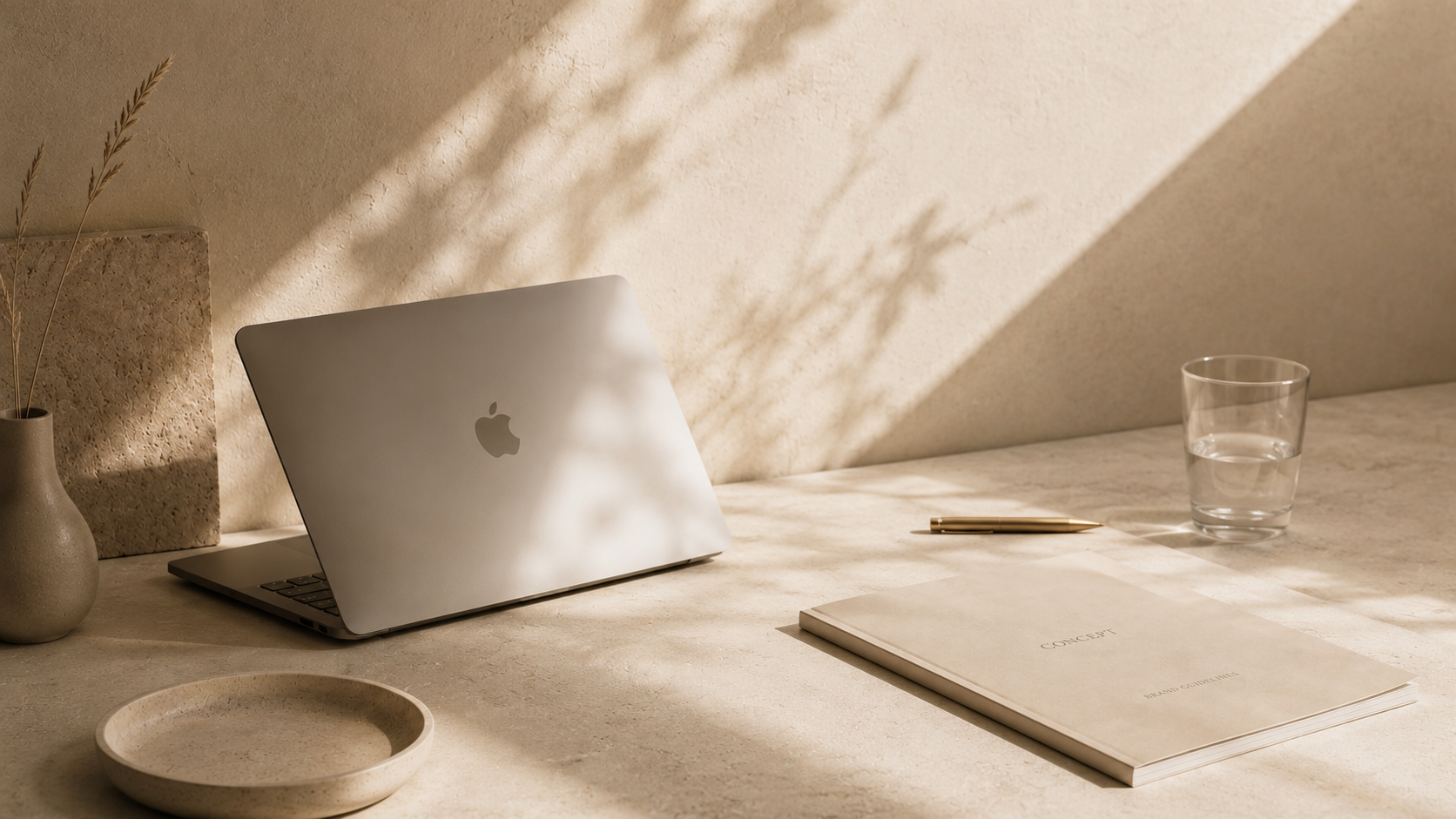 Mockup di sito web in un ambiente luxury minimal